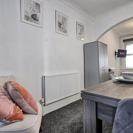 Beautiful Spacious Four Bedroom House With Parking For 2 Cars, 5 Minute Walk To Southend Station Екстер'єр фото