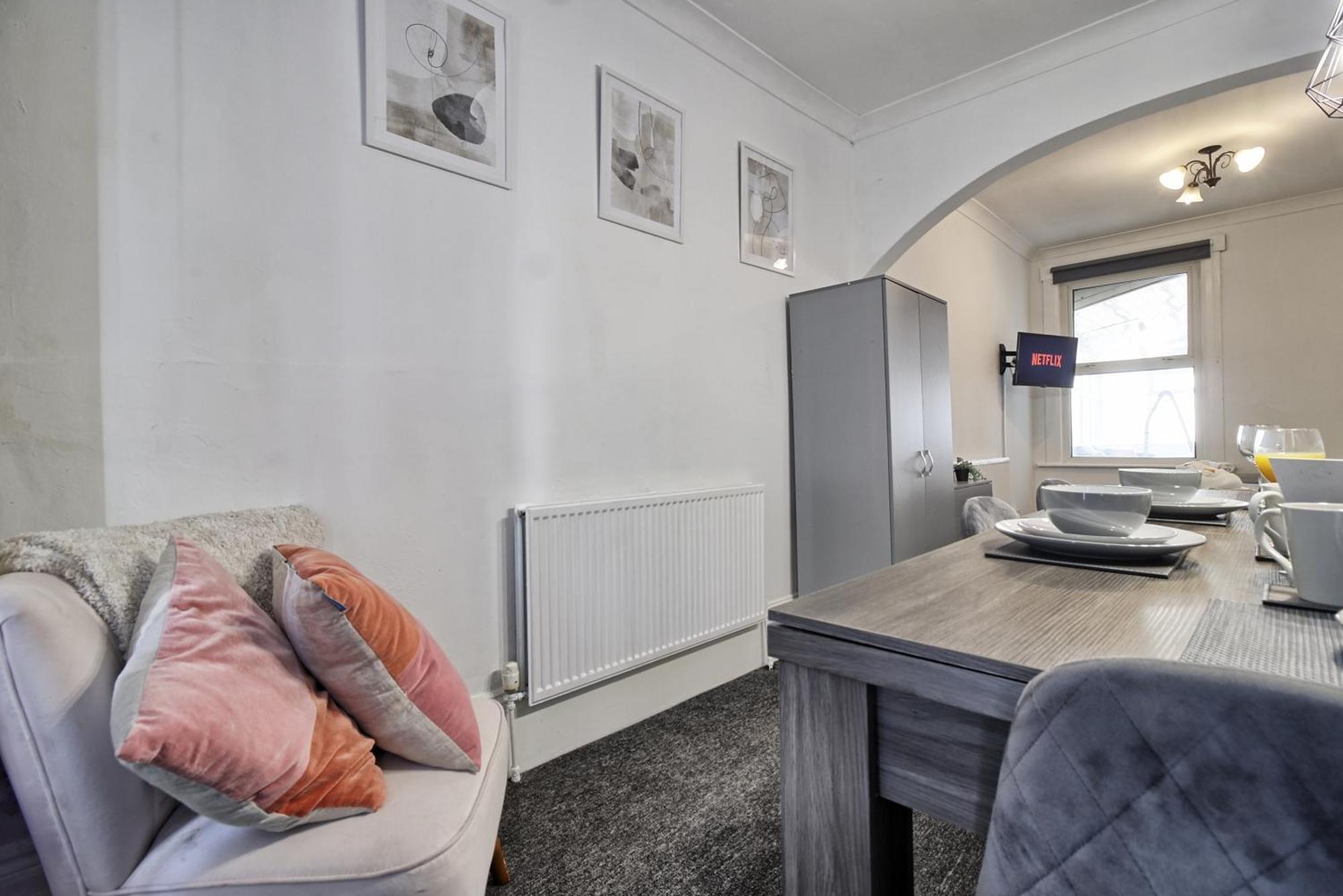 Beautiful Spacious Four Bedroom House With Parking For 2 Cars, 5 Minute Walk To Southend Station Екстер'єр фото