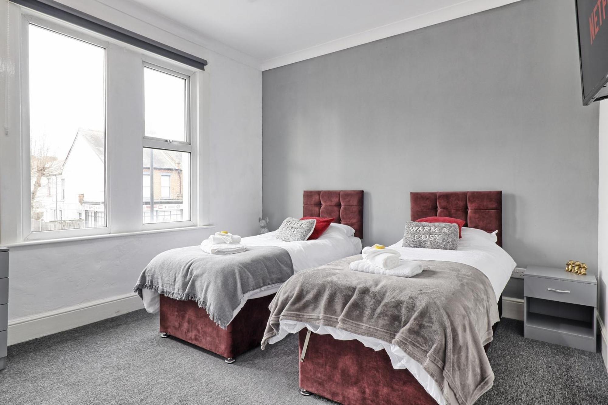 Beautiful Spacious Four Bedroom House With Parking For 2 Cars, 5 Minute Walk To Southend Station Екстер'єр фото