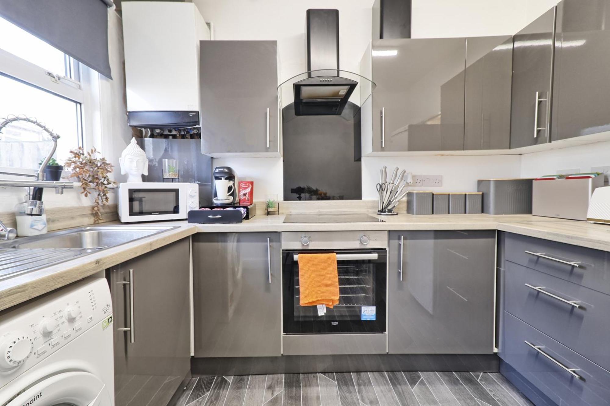 Beautiful Spacious Four Bedroom House With Parking For 2 Cars, 5 Minute Walk To Southend Station Екстер'єр фото