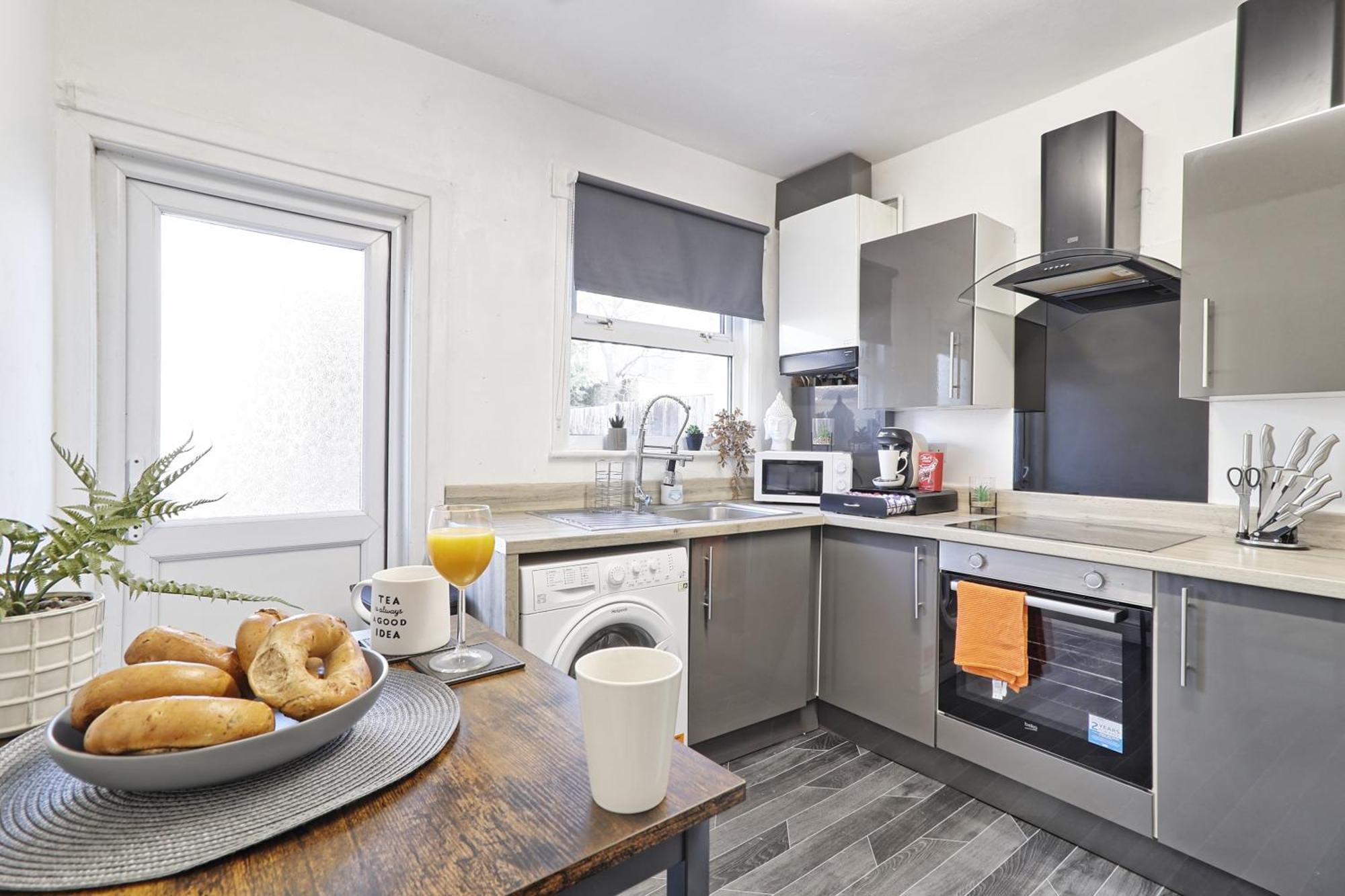 Beautiful Spacious Four Bedroom House With Parking For 2 Cars, 5 Minute Walk To Southend Station Екстер'єр фото