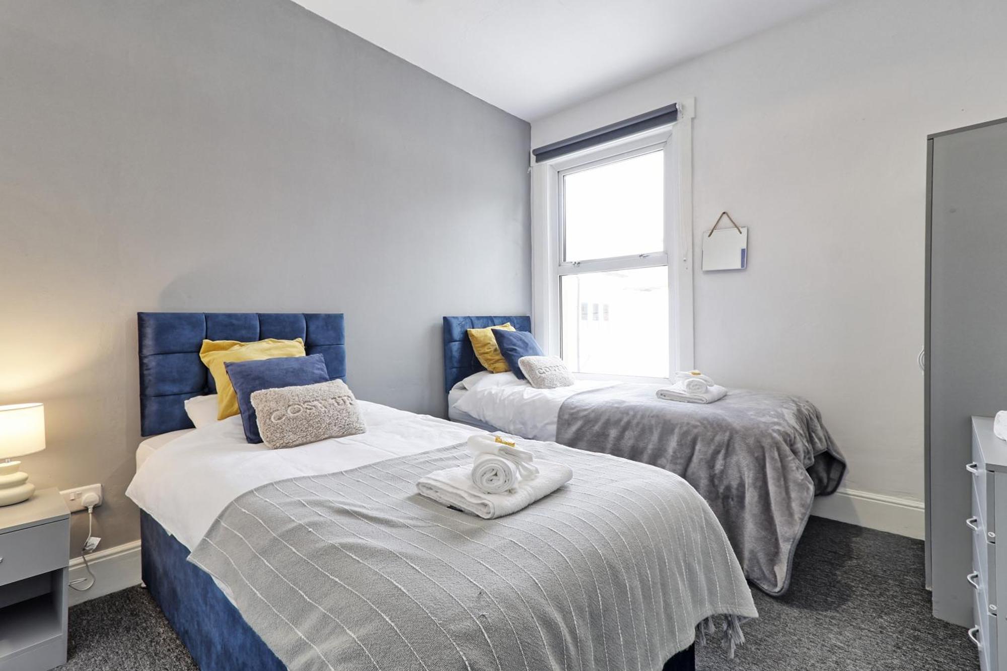 Beautiful Spacious Four Bedroom House With Parking For 2 Cars, 5 Minute Walk To Southend Station Екстер'єр фото